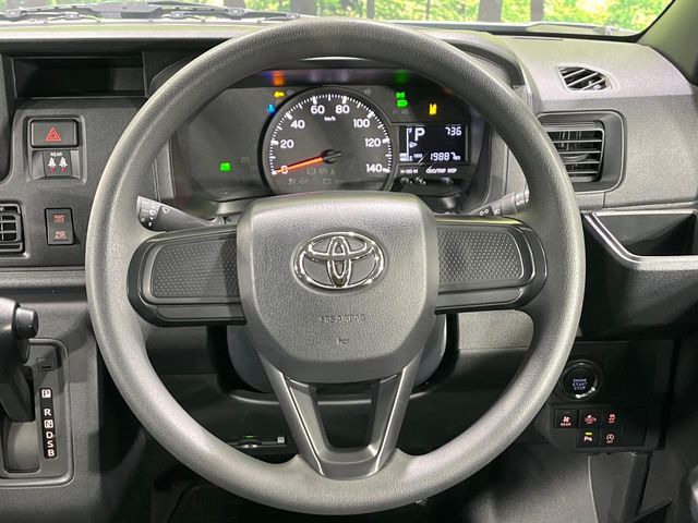 �C���e���A�ɍ��킹���f�U�C���̃X�e�A�����O�́A�^�]�������̂��Ƃ��l���A�^�]���₷���`��A�傫���ł��B�����x�A���ۂɐG���Ă��m���߂��������B