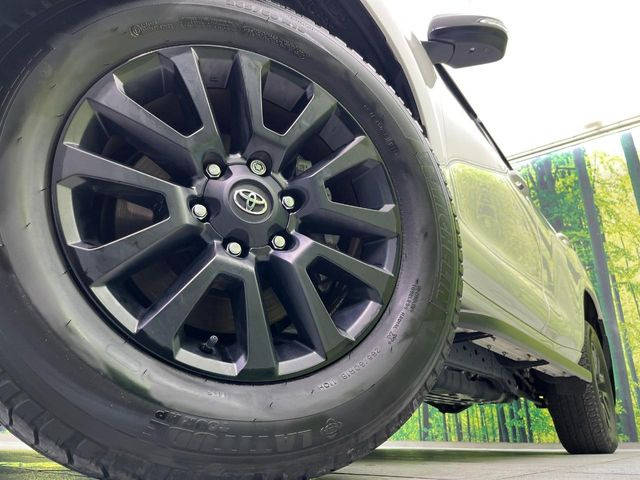 【純正18インチアルミホイール】外観にマッチした純正アルミホイールを装着しております。各種社外アルミホイールや、スタッドレスタイヤも取扱いしております。是非ご相談ください♪