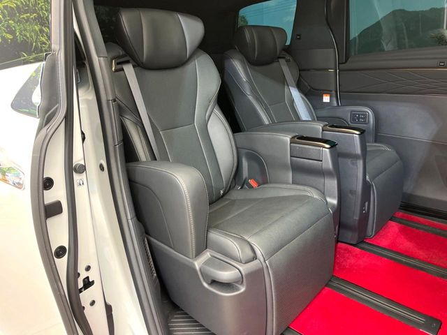 二列目中央はウォークスルーとなっております。二列目と三列目の移動や乗り降りがとっても楽になるので、乗り降りの際もストレスを感じることはありません♪