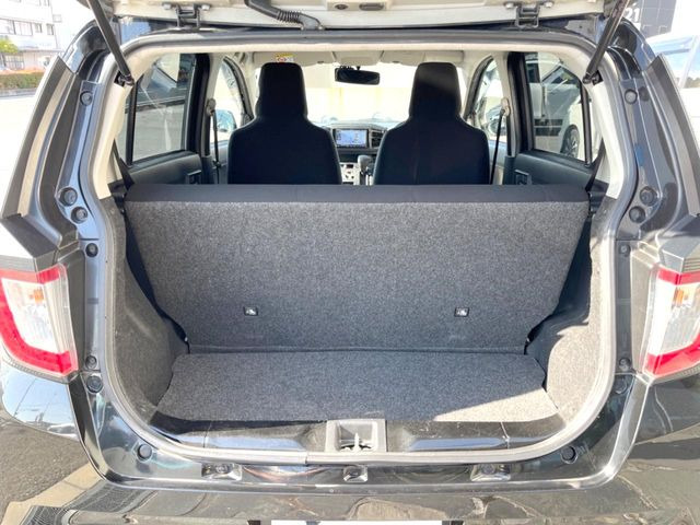 ���i�̂���������ʋ΁A���}���ɏ\���ȉ׎��X�y�[�X���m�ۂ��Ă���܂��B�Z�J���h�V�[�g��|���ƁA�傫�ȉו��̐ύڂ��\�ł���