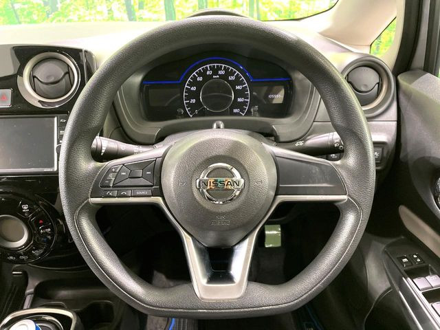 �C���e���A�ɍ��킹���f�U�C���̃X�e�A�����O�́A�^�]�������̂��Ƃ��l���A�^�]���₷���`��A�傫���ł��B�����x�A���ۂɐG���Ă��m���߂��������B