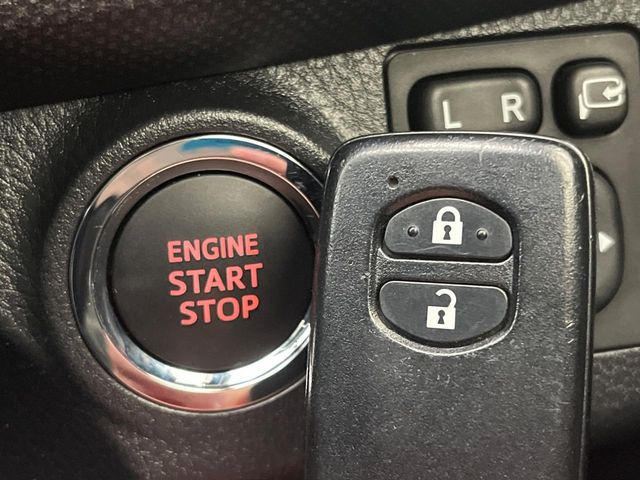 �y�X�}�[�g�L�[�z�J�o����|�P�b�g�ɓ��ꂽ�܂܂ł��h�A�̎{���E�������\�ȃX�}�[�g�L�[�𑕔��B�G���W���̃I���E�I�t�����J�M�����o���K�v����������Ƃ��Ă��֗��ł���