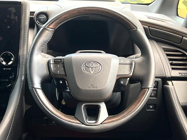 【ステアリングヒーター】冬場に冷たくなりやすい革巻きステアリングを、スイッチ一つで素早く適温に!エアコンよりも早く温まってくれるので、寒い日の運転も快適になりますね♪