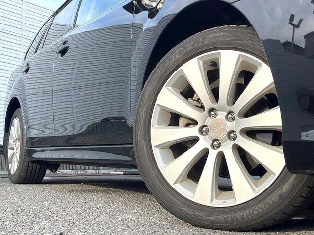 �y����17�C���`�A���~�z�C�[���z�O�ςɃ}�b�`���������A���~�z�C�[���𑕒����Ă���܂��B�e��ЊO�A���~�z�C�[����A�X�^�b�h���X�^�C�����戵�����Ă���܂��B���񂲑��k����������