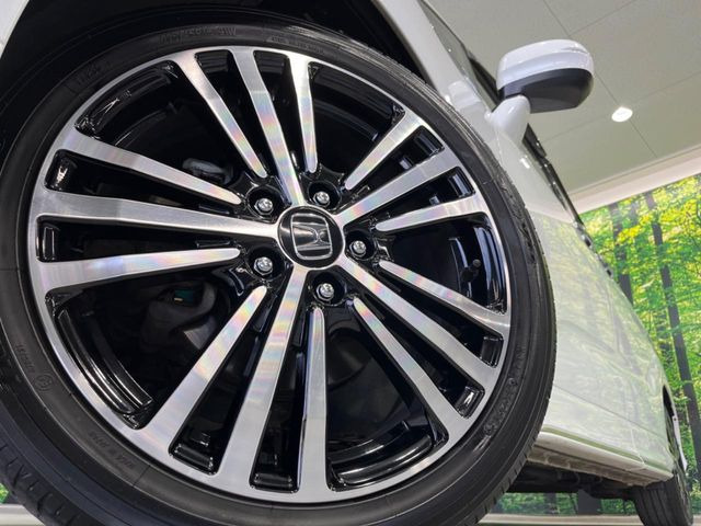 �y����18�C���`�A���~�z�C�[���z�O�ςɃ}�b�`���������A���~�z�C�[���𑕒����Ă���܂��B�e��ЊO�A���~�z�C�[����A�X�^�b�h���X�^�C�����戵�����Ă���܂��B���񂲑��k����������