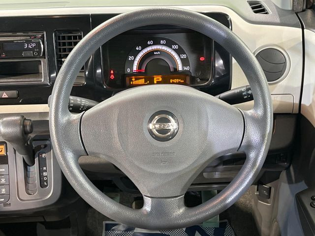 �C���e���A�ɍ��킹���f�U�C���̃X�e�A�����O�́A�^�]�������̂��Ƃ��l���A�^�]���₷���`��A�傫���ł��B�����x�A���ۂɐG���Ă��m���߂��������B