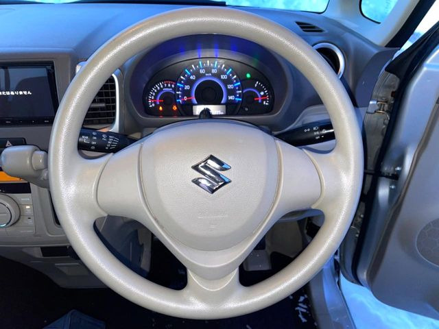 �C���e���A�ɍ��킹���f�U�C���̃X�e�A�����O�́A�^�]�������̂��Ƃ��l���A�^�]���₷���`��A�傫���ł��B�����x�A���ۂɐG���Ă��m���߂��������B