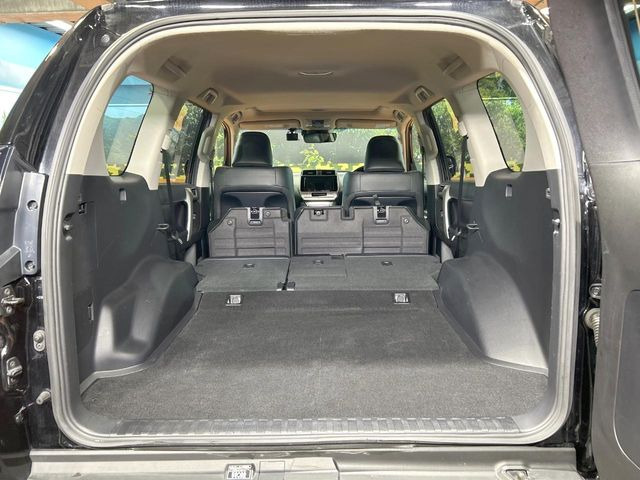 積み下ろしのしやすいデッキにはたっぷりと荷物を積み込んでいただけます。遊びから仕事まで、様々なシーンで頼れます♪