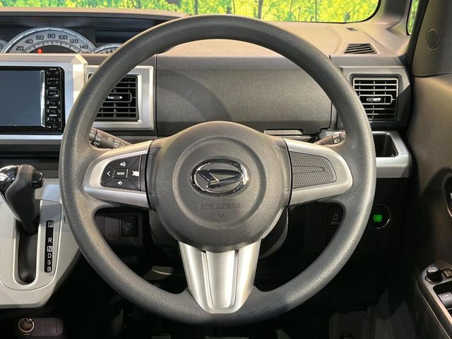 �C���e���A�ɍ��킹���f�U�C���̃X�e�A�����O�́A�^�]�������̂��Ƃ��l���A�^�]���₷���`��A�傫���ł��B�����x�A���ۂɐG���Ă��m���߂��������B