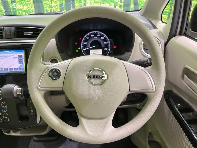 �C���e���A�ɍ��킹���f�U�C���̃X�e�A�����O�́A�^�]�������̂��Ƃ��l���A�^�]���₷���`��A�傫���ł��B�����x�A���ۂɐG���Ă��m���߂��������B