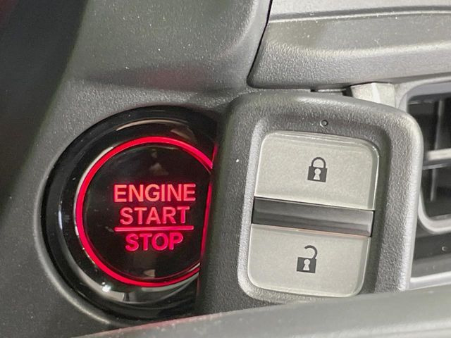 【Hondaスマートキー】カバンやポケットに入れたままでもドアの施錠・解錠が可能なスマートキーを装備。エンジンのオン・オフ時もカギを取り出す必要が無いからとっても便利です♪