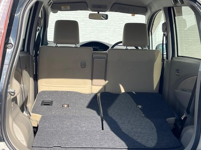 ���i�̂���������ʋ΁A���}���ɏ\���ȉ׎��X�y�[�X���m�ۂ��Ă���܂��B�Z�J���h�V�[�g��|���ƁA�傫�ȉו��̐ύڂ��\�ł���