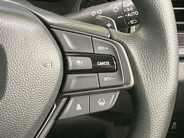 【アダプティブクルーズコントロール】高速道路での長距離走行が楽に!!自動で速度を保つクルーズコントロールが、衝突軽減システムと連携し、前方の車両を感知して車間を保つように速度調節してくれます!!