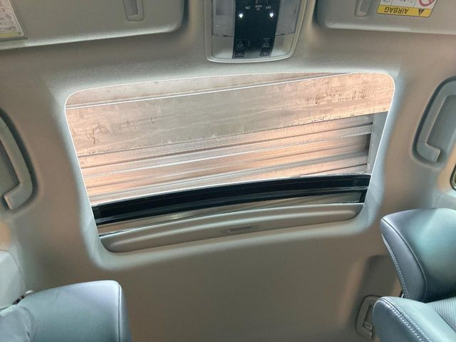 【サンルーフ】開放感たっぷりの希少装備、サンルーフが装着されています!車内に明かりを取り入れたり景色を楽しむ以外にも、車内の空気も簡単に換気できて快適です!