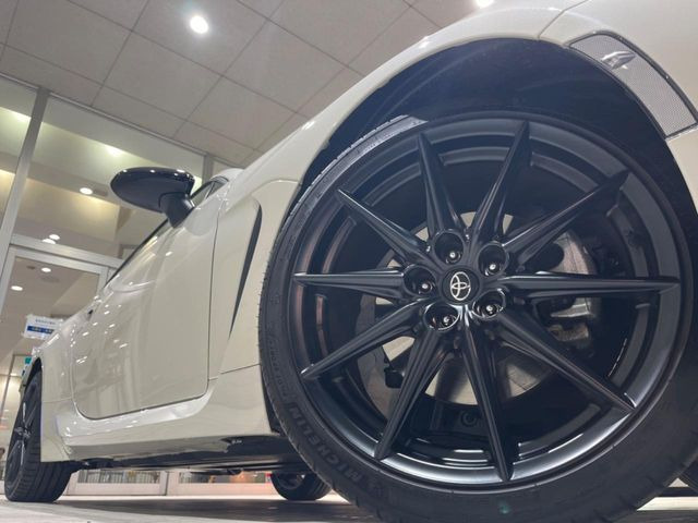 �y����18�C���`�A���~�z�C�[���z�O�ςɃ}�b�`���������A���~�z�C�[���𑕒����Ă���܂��B�e��ЊO�A���~�z�C�[����A�X�^�b�h���X�^�C�����戵�����Ă���܂��B���񂲑��k����������