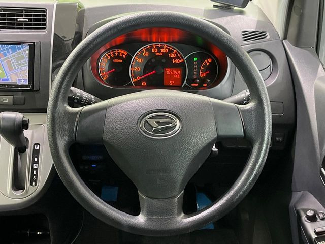 �C���e���A�ɍ��킹���f�U�C���̃X�e�A�����O�́A�^�]�������̂��Ƃ��l���A�^�]���₷���`��A�傫���ł��B�����x�A���ۂɐG���Ă��m���߂��������B