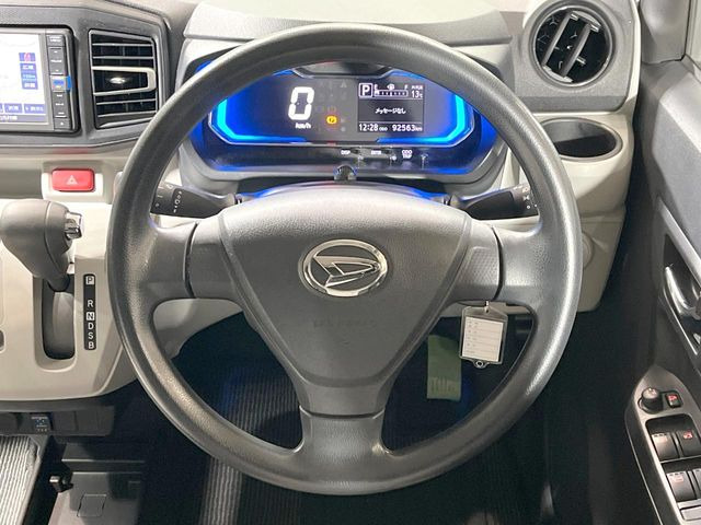 �C���e���A�ɍ��킹���f�U�C���̃X�e�A�����O�́A�^�]�������̂��Ƃ��l���A�^�]���₷���`��A�傫���ł��B�����x�A���ۂɐG���Ă��m���߂��������B