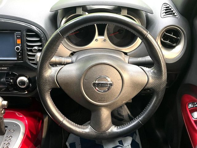 �C���e���A�ɍ��킹���f�U�C���̃X�e�A�����O�́A�^�]�������̂��Ƃ��l���A�^�]���₷���`��A�傫���ł��B�����x�A���ۂɐG���Ă��m���߂��������B