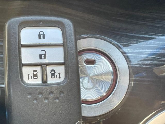 �yHonda�X�}�[�g�L�[�z�J�o����|�P�b�g�ɓ��ꂽ�܂܂ł��h�A�̎{���E�������\�ȃX�}�[�g�L�[�𑕔��B�G���W���̃I���E�I�t�����J�M�����o���K�v����������Ƃ��Ă��֗��ł���