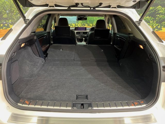 ���i�̂���������ʋ΁A���}���ɏ\���ȉ׎��X�y�[�X���m�ۂ��Ă���܂��B�Z�J���h�V�[�g��|���ƁA�傫�ȉו��̐ύڂ��\�ł���