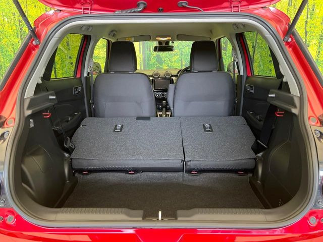 ���i�̂���������ʋ΁A���}���ɏ\���ȉ׎��X�y�[�X���m�ۂ��Ă���܂��B�Z�J���h�V�[�g��|���ƁA�傫�ȉו��̐ύڂ��\�ł���