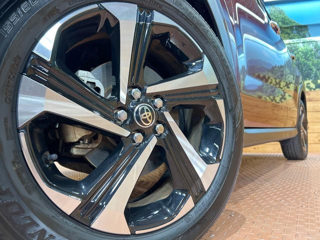 【純正17インチアルミホイール】外観にマッチした純正アルミホイールを装着しております。各種社外アルミホイールや、スタッドレスタイヤも取扱いしております。是非ご相談ください♪