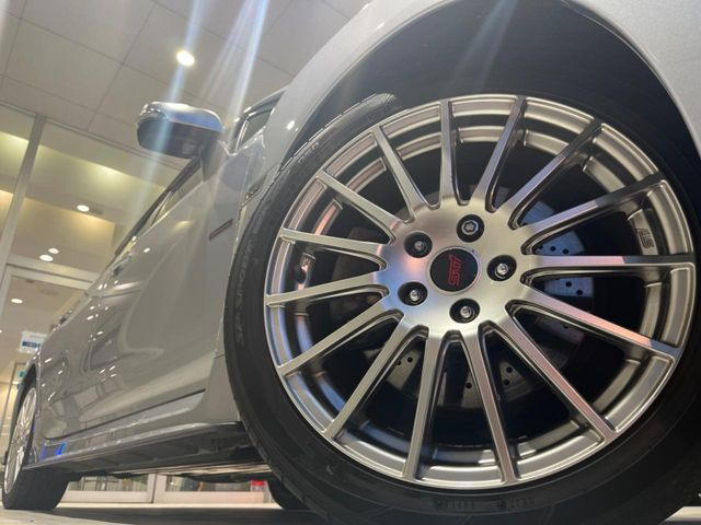 �y�����I�v�V����18�C���`�A���~�z�C�[���z�����I�v�V�����z�C�[���𑕒��B���s���\�̌���ɉ����A�O�ς����X�^�C���b�V���ɂȂ��Ă��܂��B