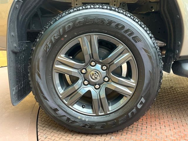 �y�O���[�h��p����17�C���`�A���~�z�C�[���z�f�U�C�����̍��������A���~�z�C�[���𑕒����Ă���܂��B�e��ЊO�A���~�z�C�[����A�X�^�b�h���X�^�C�����戵�����Ă���܂��B���񂲑��k����������