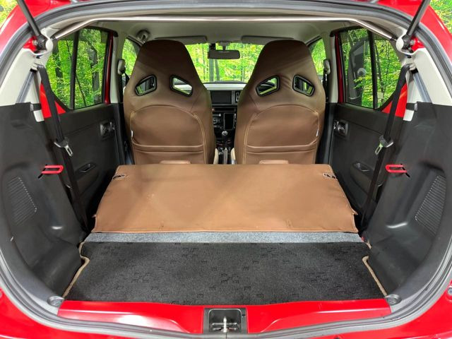 ���i�̂���������ʋ΁A���}���ɏ\���ȉ׎��X�y�[�X���m�ۂ��Ă���܂��B�Z�J���h�V�[�g��|���ƁA�傫�ȉו��̐ύڂ��\�ł���