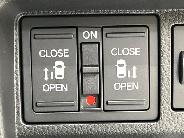 �y�����X���C�h�h�A�z���ԏ�ŗׂ̎ԂƂ̊Ԋu���������ɂ������A�X���C�h�h�A�Ȃ���S!�h�A�I�[�v������������炸�A�J�������L���̂ŏ��~�肪�Ƃ��Ă��ȒP�ł��B�傫�ȉו��̏o���������Ȃ���\��