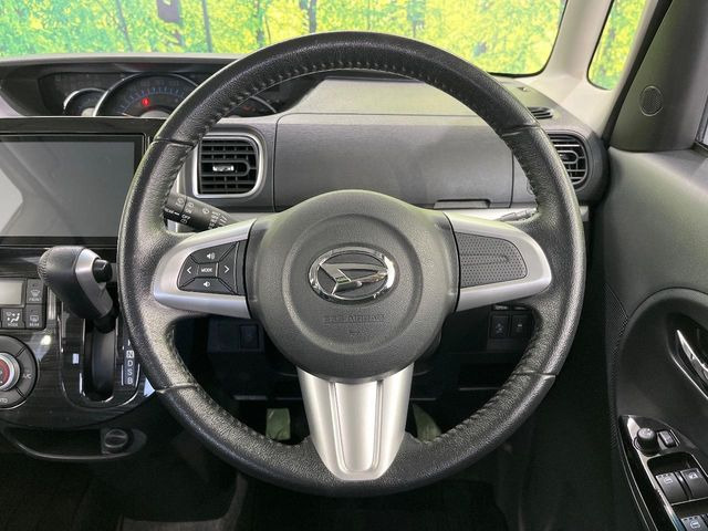 �C���e���A�ɍ��킹���f�U�C���̃X�e�A�����O�́A�^�]�������̂��Ƃ��l���A�^�]���₷���`��A�傫���ł��B�����x�A���ۂɐG���Ă��m���߂��������B