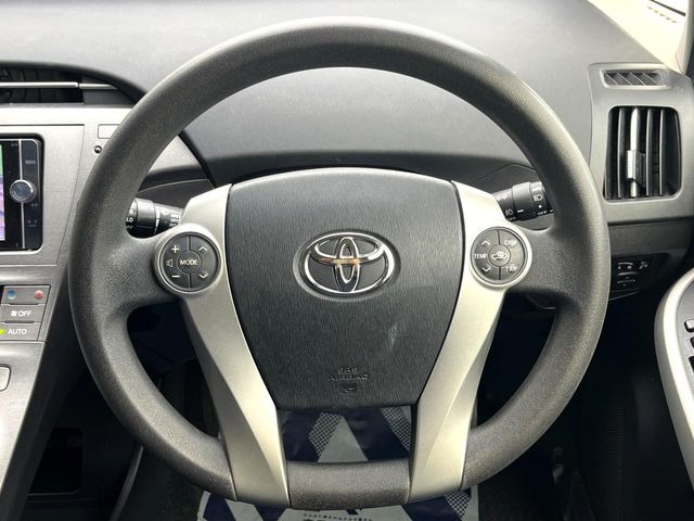 �C���e���A�ɍ��킹���f�U�C���̃X�e�A�����O�́A�^�]�������̂��Ƃ��l���A�^�]���₷���`��A�傫���ł��B�����x�A���ۂɐG���Ă��m���߂��������B