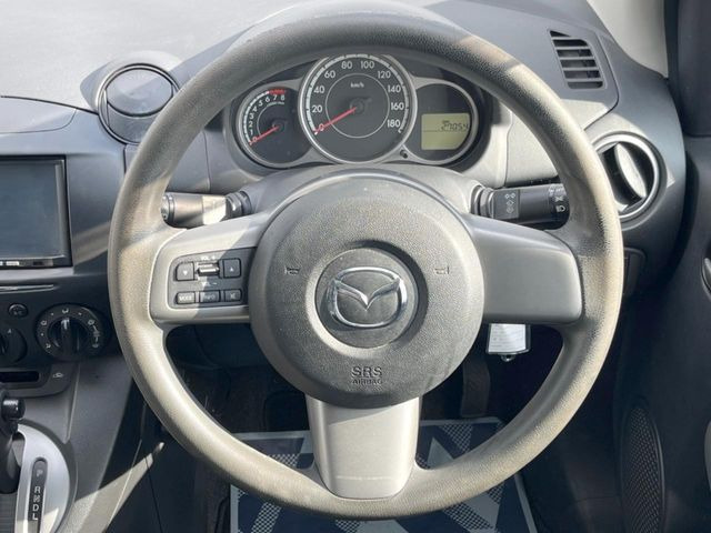 �C���e���A�ɍ��킹���f�U�C���̃X�e�A�����O�́A�^�]�������̂��Ƃ��l���A�^�]���₷���`��A�傫���ł��B�����x�A���ۂɐG���Ă��m���߂��������B