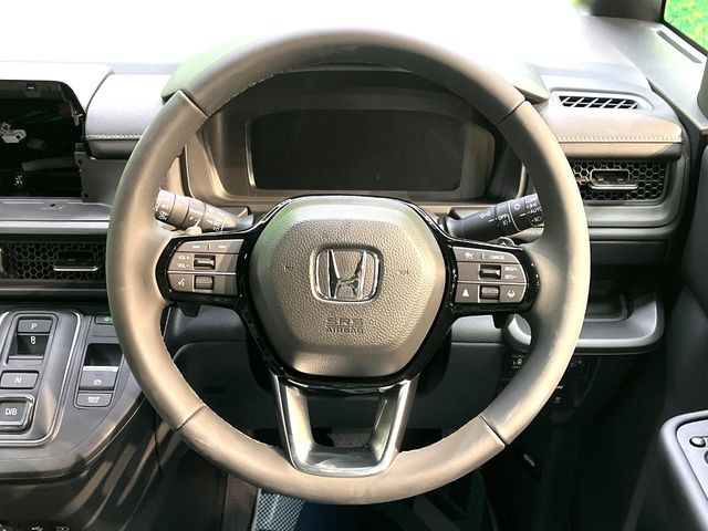 �C���e���A�ɍ��킹���f�U�C���̃X�e�A�����O�́A�^�]�������̂��Ƃ��l���A�^�]���₷���`��A�傫���ł��B�����x�A���ۂɐG���Ă��m���߂��������B