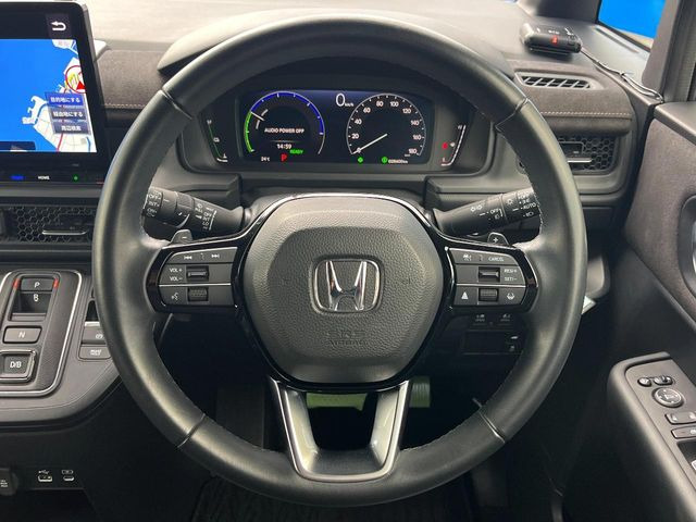 �C���e���A�ɍ��킹���f�U�C���̃X�e�A�����O�́A�^�]�������̂��Ƃ��l���A�^�]���₷���`��A�傫���ł��B�����x�A���ۂɐG���Ă��m���߂��������B