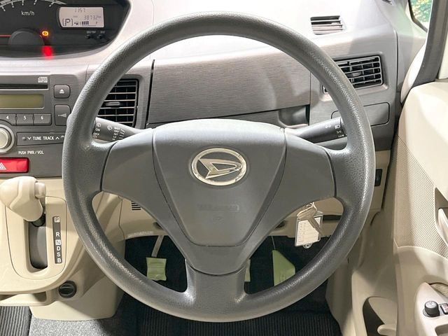 �C���e���A�ɍ��킹���f�U�C���̃X�e�A�����O�́A�^�]�������̂��Ƃ��l���A�^�]���₷���`��A�傫���ł��B�����x�A���ۂɐG���Ă��m���߂��������B