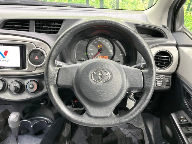 �C���e���A�ɍ��킹���f�U�C���̃X�e�A�����O�́A�^�]�������̂��Ƃ��l���A�^�]���₷���`��A�傫���ł��B�����x�A���ۂɐG���Ă��m���߂��������B