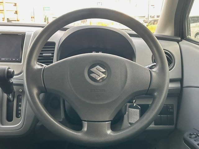 �C���e���A�ɍ��킹���f�U�C���̃X�e�A�����O�́A�^�]�������̂��Ƃ��l���A�^�]���₷���`��A�傫���ł��B�����x�A���ۂɐG���Ă��m���߂��������B