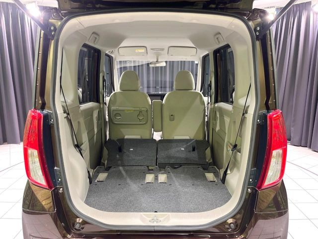 ���i�̂���������ʋ΁A���}���ɏ\���ȉ׎��X�y�[�X���m�ۂ��Ă���܂��B�Z�J���h�V�[�g��|���ƁA�傫�ȉו��̐ύڂ��\�ł���