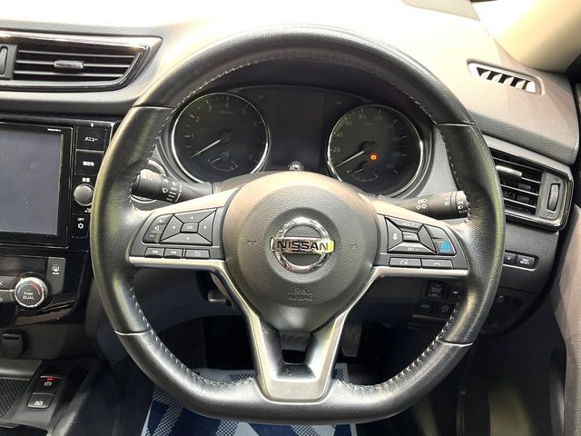 �C���e���A�ɍ��킹���f�U�C���̃X�e�A�����O�́A�^�]�������̂��Ƃ��l���A�^�]���₷���`��A�傫���ł��B�����x�A���ۂɐG���Ă��m���߂��������B