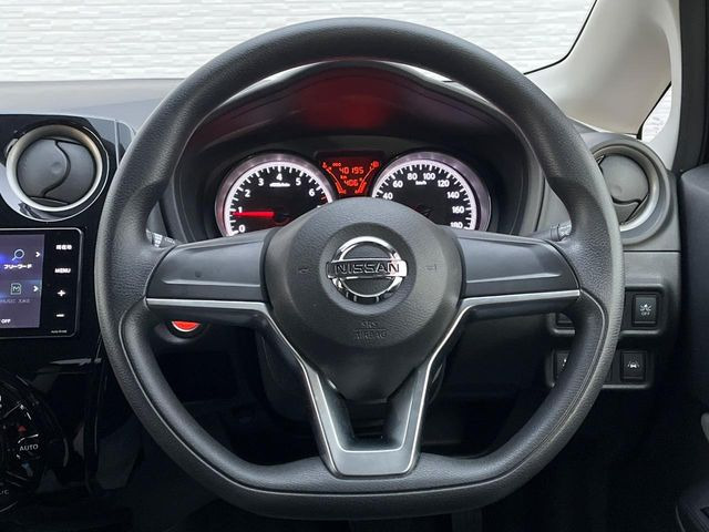 �C���e���A�ɍ��킹���f�U�C���̃X�e�A�����O�́A�^�]�������̂��Ƃ��l���A�^�]���₷���`��A�傫���ł��B�����x�A���ۂɐG���Ă��m���߂��������B