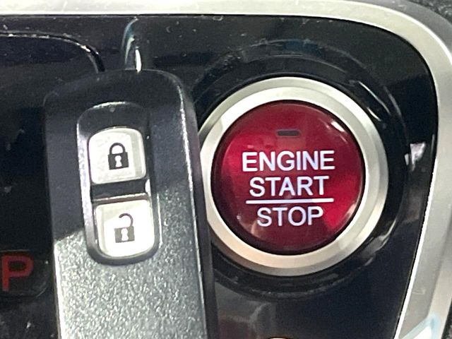 �yHonda�X�}�[�g�L�[�z�J�o����|�P�b�g�ɓ��ꂽ�܂܂ł��h�A�̎{���E�������\�ȃX�}�[�g�L�[�𑕔��B�G���W���̃I���E�I�t�����J�M�����o���K�v����������Ƃ��Ă��֗��ł���