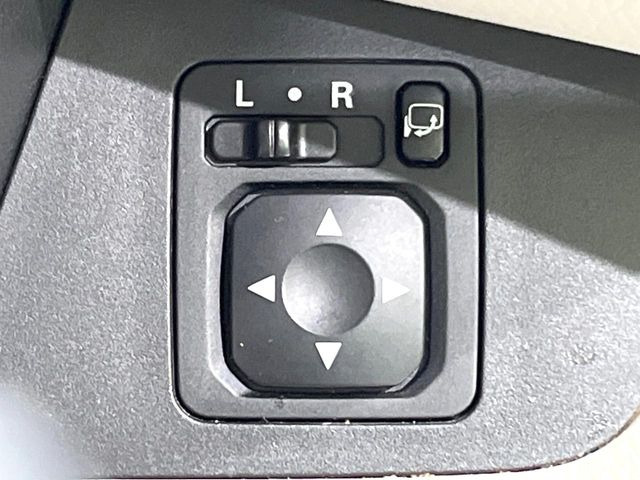 �y�d���i�[�~���[�z�T�C�h�~���[�͓d���i�[���ƂȂ��Ă���A�������ԏ�ł��L�Y�������X�N��}�����܂��B