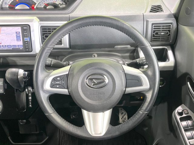 �C���e���A�ɍ��킹���f�U�C���̃X�e�A�����O�́A�^�]�������̂��Ƃ��l���A�^�]���₷���`��A�傫���ł��B�����x�A���ۂɐG���Ă��m���߂��������B