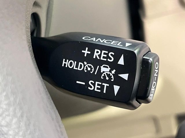 【レーダークルーズコントロール】高速道路での長距離走行が楽に!!自動で速度を保つクルーズコントロールが、衝突軽減システムと連携し、前方の車両を感知して車間を保つように速度調節してくれます!!