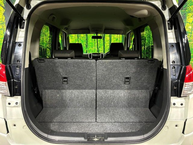 ���i�̂���������ʋ΁A���}���ɏ\���ȉ׎��X�y�[�X���m�ۂ��Ă���܂��B�Z�J���h�V�[�g��|���ƁA�傫�ȉו��̐ύڂ��\�ł���