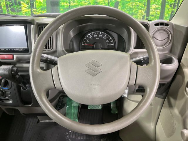 �C���e���A�ɍ��킹���f�U�C���̃X�e�A�����O�́A�^�]�������̂��Ƃ��l���A�^�]���₷���`��A�傫���ł��B�����x�A���ۂɐG���Ă��m���߂��������B