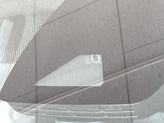 【トヨタセーフティセンス】走行中に前方の車両等を認識し、衝突しそうな時は警報とブレーキで衝突回避と被害軽減をアシスト。より安全にドライブをお楽しみいただけます。