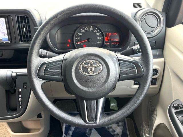 �C���e���A�ɍ��킹���f�U�C���̃X�e�A�����O�́A�^�]�������̂��Ƃ��l���A�^�]���₷���`��A�傫���ł��B�����x�A���ۂɐG���Ă��m���߂��������B