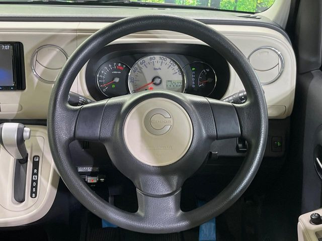 �C���e���A�ɍ��킹���f�U�C���̃X�e�A�����O�́A�^�]�������̂��Ƃ��l���A�^�]���₷���`��A�傫���ł��B�����x�A���ۂɐG���Ă��m���߂��������B